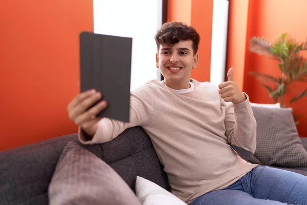 Joven Hombre Binario Usando Touchpad Sentado Sofá Sonriendo Feliz Positivo —  Fotos de Stock