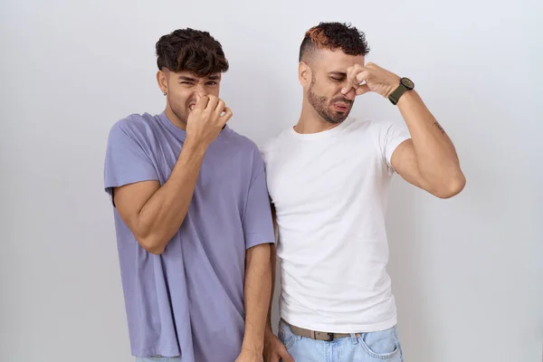 Couple Homosexuel Gay Debout Sur Fond Blanc Sentant Quelque Chose — Photo