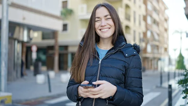 Молода Біла Жінка Посміхається Впевнено Використовуючи Смартфон Вулиці — стокове фото