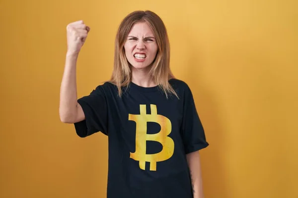 Mujer Rubia Caucásica Vistiendo Camiseta Bitcoin Enojado Loco Levantando Puño —  Fotos de Stock