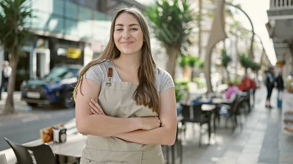 Genç Güzel Spanyol Bayan Garson Gülümsüyor Kollarını Kavuşturup Kahve Dükkanının — Stok fotoğraf
