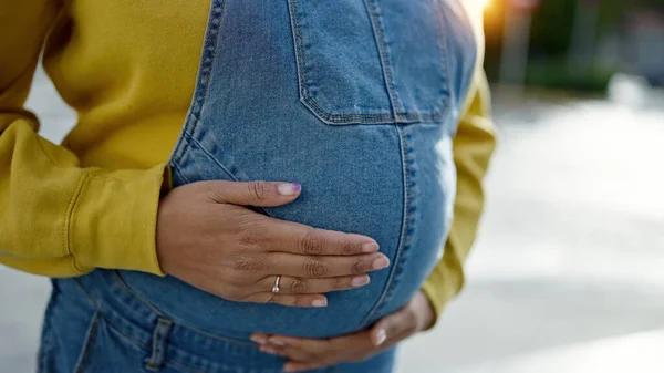 Ung Gravid Kvinna Vidrör Magen Gatan — Stockfoto
