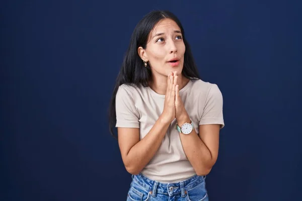 Young Hispanic Woman Standing Blue Background Begging Praying Hands Together — Stock Photo, Image