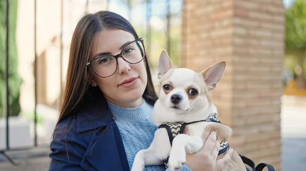 Joven Mujer Hispana Con Perro Chihuahua Pie Con Expresión Seria — Foto de Stock