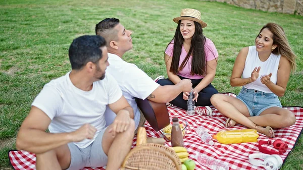 Bir Grup Insan Parkta Piknik Yapıyor — Stok fotoğraf