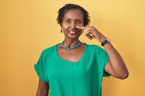 Mujer Africana Con Rastas Pie Sobre Fondo Amarillo Señalando Con — Foto de Stock