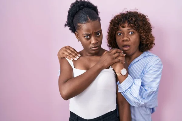 Duas Mulheres Africanas Sobre Fundo Rosa Face Choque Olhando Cético — Fotografia de Stock