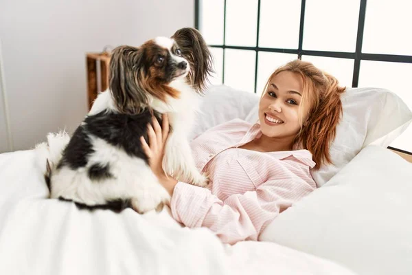 Jonge Kaukasische Vrouw Glimlachen Zelfverzekerd Liggend Bed Met Hond Slaapkamer — Stockfoto