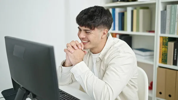 Young Hispanic Man Student Using Computer Studying Library University — Stock fotografie