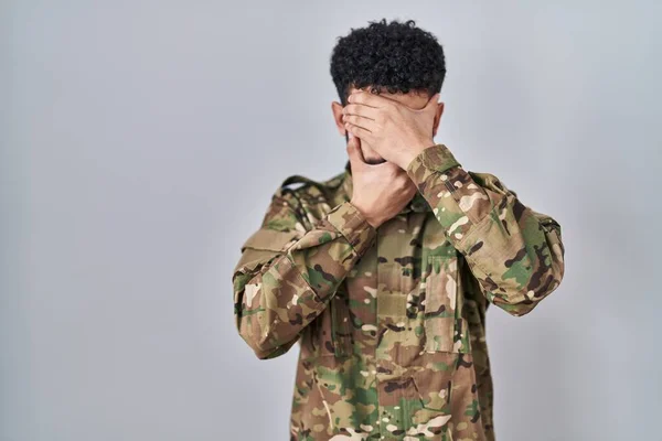 Arabisk Man Klädd Kamouflage Armé Uniform Täcker Ögon Och Mun — Stockfoto