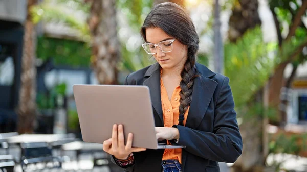 Ung Vacker Latinamerikansk Kvinna Företagare Använder Laptop Med Avslappnat Uttryck — Stockfoto