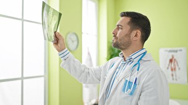 Genç İspanyol doktor klinikte röntgen istiyor.