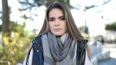 Sokakta ciddi bir ifadeyle duran genç, güzel İspanyol kadın.