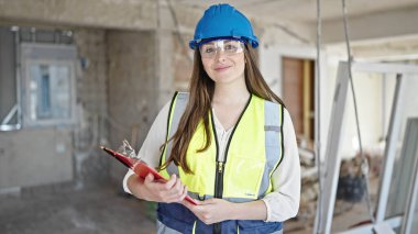 Şantiyede kendine güvenen genç ve güzel İspanyol bir mimar.