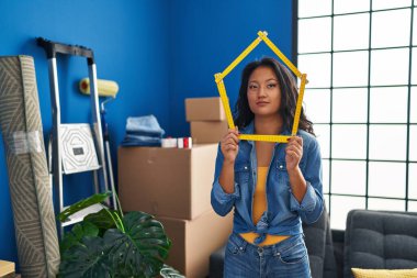 Genç Asyalı kadın yeni bir eve taşınıyor şüpheci ve gergin, sorun yüzünden somurtuyor. negatif kişi. 