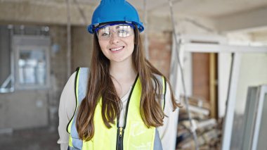 İnşaat alanında kendine gülen güzel İspanyol kadın müteahhit.