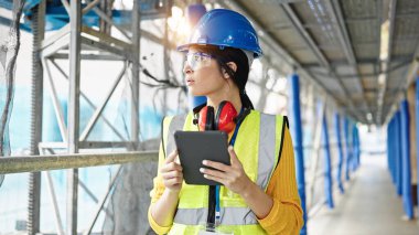 Sokakta dokunmatik ped kullanan genç, güzel İspanyol bir mimar.