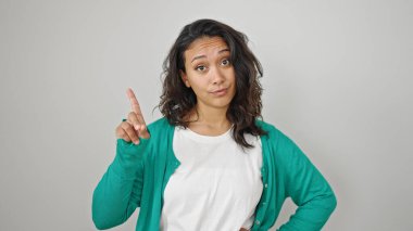 Genç ve güzel İspanyol kadın, izole edilmiş beyaz arka planda parmakları ile hayır diyor.