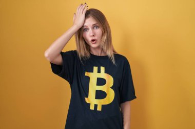 Bitcoin tişörtü giyen sarışın, beyaz bir kadın. Yanlışlıkla el ele tutuşarak şaşırmış. Hatayı hatırla. Unuttum, kötü hafıza kavramı. 