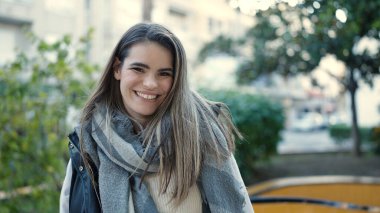 Sokakta kendine güvenen güzel İspanyol kadın.