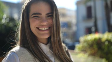 Sokakta kendine güvenen güzel İspanyol kadın.