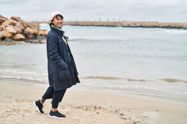 Genç, güzel, İspanyol bir kadın, gülümsüyor.