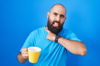 Sakallı ve dövmeli genç İspanyol bir adam bir fincan kahve içip boğazını bıçak niyetine kesiyor, saldırganlığı şiddetli bir şiddetle tehdit ediyor. 