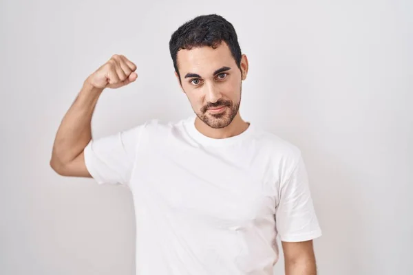 Beyaz Arka Planda Duran Yakışıklı Spanyol Adam Güçlü Güçlü Kendinden — Stok fotoğraf