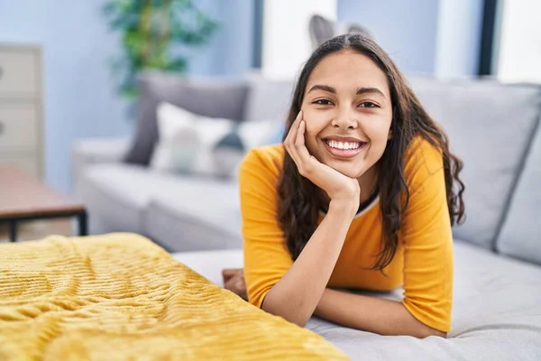 Junge Afroamerikanerin Lächelt Selbstbewusst Hause Auf Sofa Liegend — Stockfoto