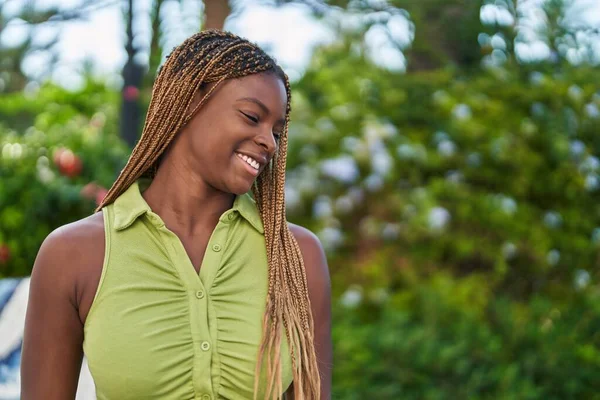 Afričanky Americká Žena Usmívá Sebevědomě Dívá Stranou Parku — Stock fotografie