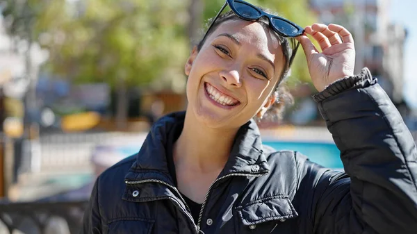 Jonge Mooie Spaanse Vrouw Glimlachend Vol Vertrouwen Staand Het Park — Stockfoto