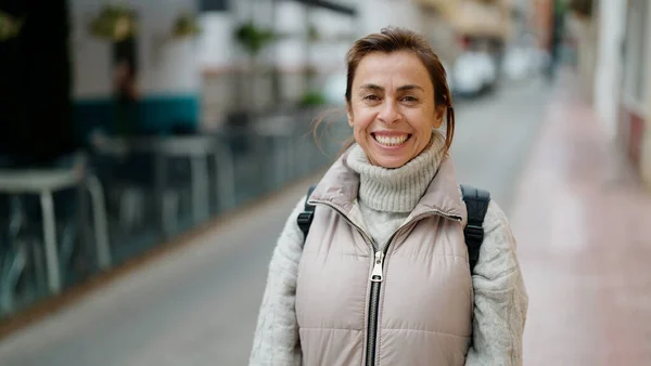 Mulher Hispânica Meia Idade Sorrindo Confiante Rua — Fotografia de Stock
