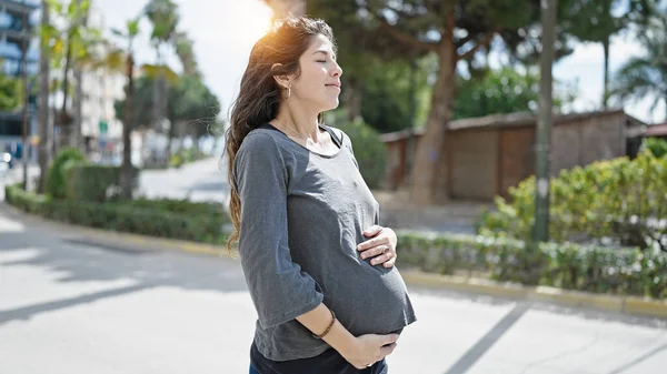 Jonge Zwangere Vrouw Raakt Buik Ademhaling Park — Stockfoto