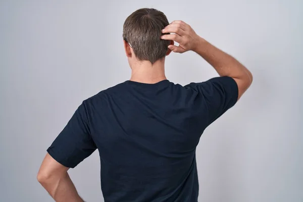 Biały Blondynka Człowiek Bitcoin Koszula Tyłu Myśląc Wątpliwości Ręki Głowę — Zdjęcie stockowe