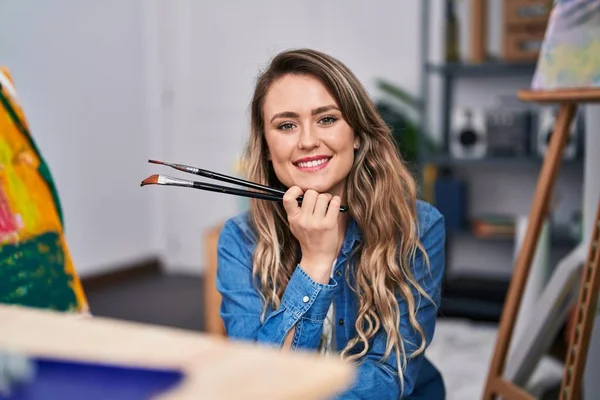 Young Woman Artist Smiling Confident Art Studio — Zdjęcie stockowe