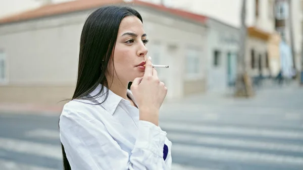 Junge Schöne Hispanische Frau Raucht Auf Der Straße — Stockfoto