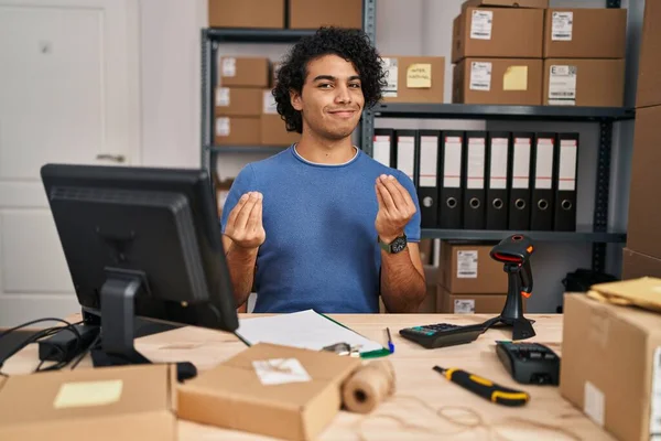 Homem Hispânico Com Cabelo Encaracolado Trabalhando Comércio Eletrônico Pequenas Empresas — Fotografia de Stock