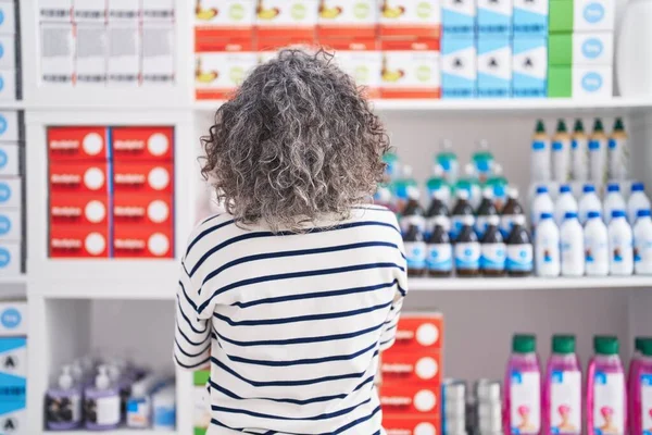 Mujer Pelo Gris Mediana Edad Que Busca Medicamentos Farmacia —  Fotos de Stock