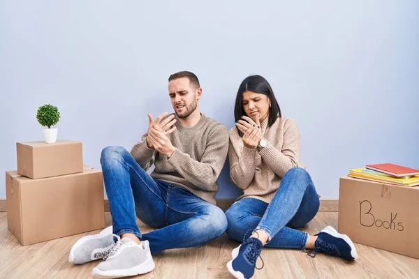Young Couple Moving New Home Suffering Pain Hands Fingers Arthritis — Stock Photo, Image