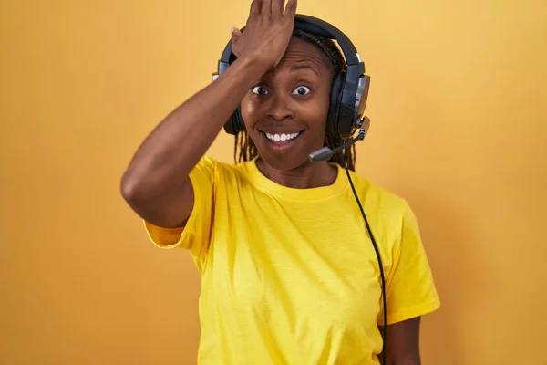 Mulher Afro Americana Ouvindo Música Usando Fones Ouvido Surpresos Com — Fotografia de Stock