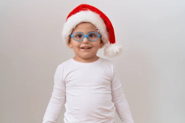 Malý Hispánský Chlapec Nosí Brýle Vánoční Klobouk Vypadá Pozitivně Šťastně — Stock fotografie