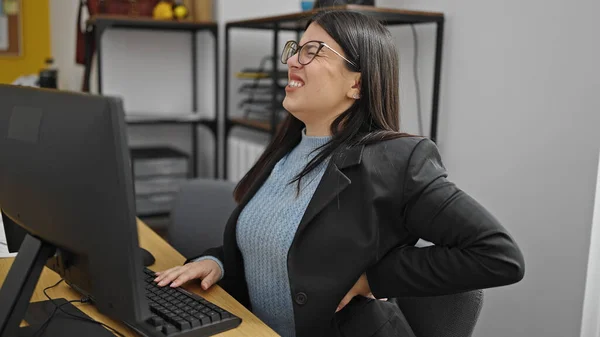Молода Іспаномовна Жінка Бізнесмен Страждає Від Болю Спині Офісі — стокове фото