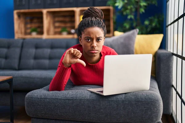 Junger Afroamerikaner Mit Zöpfen Arbeitet Mit Computer Laptop Mit Wütendem — Stockfoto