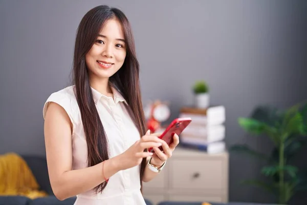 Ung Kinesisk Kvinna Som Använder Smartphone Stående Hemma — Stockfoto