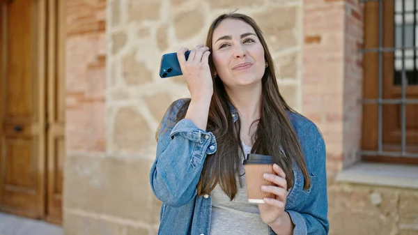 Νεαρή Όμορφη Ισπανόφωνη Γυναίκα Ακούει Φωνητικό Μήνυμα Από Smartphone Πίνοντας — Φωτογραφία Αρχείου