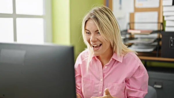 Joven Mujer Rubia Trabajadora Negocios Usando Computadora Sonriendo Oficina —  Fotos de Stock
