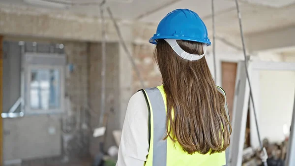 建筑工地上年轻漂亮的惊慌失措的女建筑工人背戴硬礼帽 — 图库照片