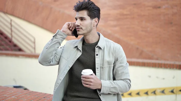 Νεαρός Ισπανόφωνος Μιλάει Στο Smartphone Πίνοντας Καφέ Στο Δρόμο — Φωτογραφία Αρχείου