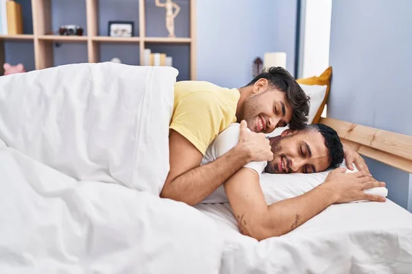 Dos Parejas Hombres Abrazándose Tumbados Cama Dormitorio —  Fotos de Stock