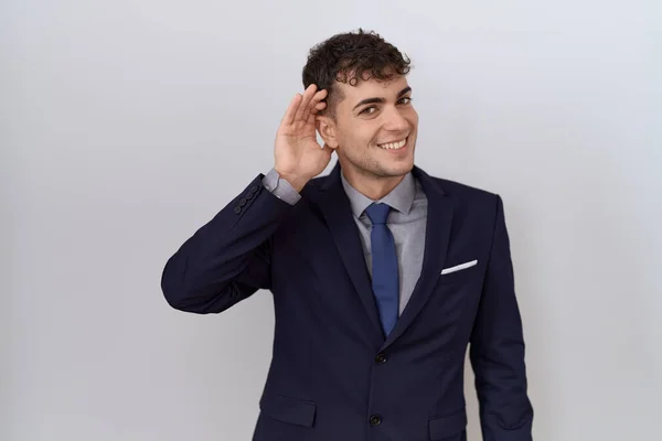 Jovem Homem Negócios Hispânico Vestindo Terno Gravata Sorrindo Com Mão — Fotografia de Stock